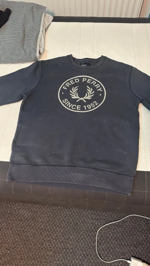Fred Perry Tröja - Snygg mörkblå sweatshirt från Fred Perry. Riktigt fet och skön tröja, sparsamt använd. STROLEK M 