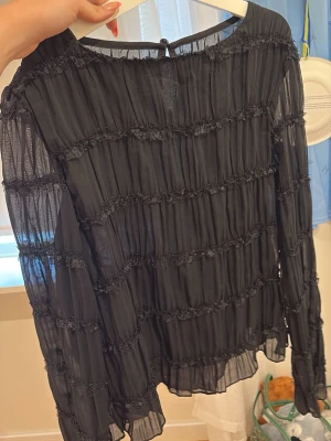 Blus  - Fin svart blus som aldrig kommer till användning då jag tycker den sitter dåligt på mig. 