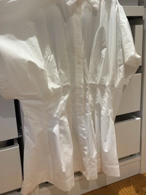 Skjorta t shirt  - Säljer denna toppen som dras ihop vid midjan. Aldrig använd så därför säljer jag.