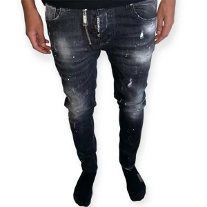 Dsquared2 jeans, svart, storlek 42 - Helt ny, högkvalitativ replika. Modellen är 175 cm lång och väger 67kg. Pris: 1199 kr. Leverans: Skickas inom 24 timmar. Notera: Begränsat antal- först till kvarn 