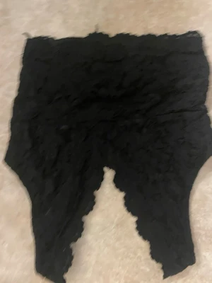 Svart spets topp - Svart spets topp andvänt max tre gånger, sitter skit bra