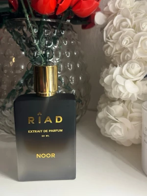 Riad parfym Noor - Riad parfym i doften Noor, 50 Ml.  Endast testad säljer då den inte föll mig i smaken som jag trodde. Orginalpris: 1200