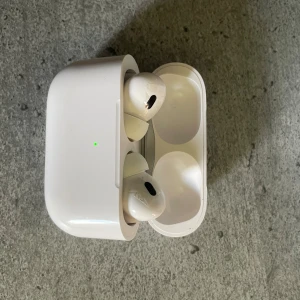 AirPods Pro 2 - AirPods PRO 2. Ett par månader gamla. Inga flaws alls, precis som nya. Pris kan diskuteras
