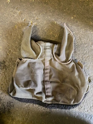 Brun Flughuva  - Säljer en brun Flughuva i strl cob för att skydda hästens ögon mot flugor och andra småkryp på sommaren