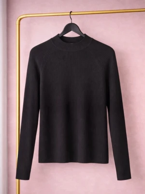 Svart ribbstickad tröja - En stilren svart ribbstickad tröja med rund hals och långa ärmar. Tröjan har en enkel och klassisk design som passar till det mesta. Tillverkad i mjukt material för en bekväm känsla.