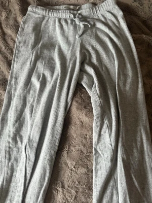 Grå ribbade mjukisbyxor  - Jättefina och supersköna!!💞