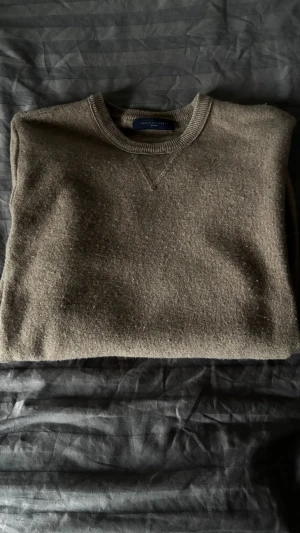 Grå stickad tröja Daniele Fiesoli - Säljer en stilren grå stickad tröja från Daniele Fiesoli. Tröjan har rund halsringning med ribbade muddar och en snygg detaljsöm vid halsen. Perfekt för lager på lager och enkel att matcha till olika outfits. Ny pris ligger på 2200kr 