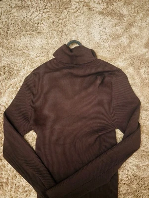 Tröja - Från lager, passar S/M/L lägger sig efter kroppen, säljs för 50