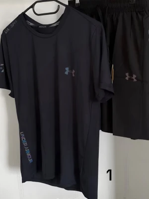 Under Armour Träningsset - Tjena gott folk! nu inför sommaren har jag fått in väldigt efterfrågad Under Armour tränigsett som har fina detaljer och reflekterande märke, storlek M-L-XL dom förväntas komma in i lager inom 2 veckor det är begränsade antal så se till att säkra din för endast 599kr per set. Ni kan nå mig på snapchat - Teachwear 