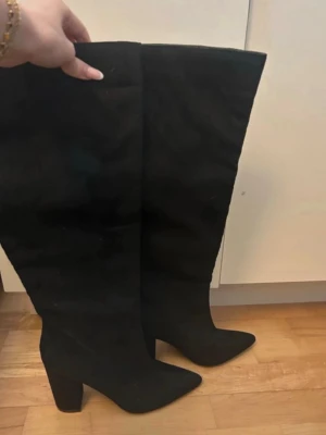 Wide Knee High Boots  - Säljer dessa snygga och populära boots från Nelly som är slutsålda på hemsidan. Helt oanvända, endast testad inomhus.   Storlek 40 Nypris 799kr Säljes för 600kr  