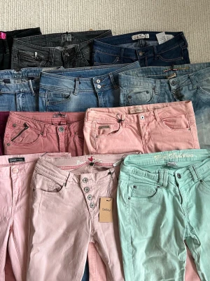 Jeanskjolar - Jättemånga lågmidjade jeanskjolar med volanger kommer snart laddas upp i min profil. Massor olika färger och storlekar, följ mig och spara annonsen om du vill vara först till kvarn. Det brukar vara väldigt stort tryck när annonserna laddas upp! Du kan också skriva om du önskar att jag ska börja med en viss färg och reservera den❤️ OBS! Köp inte denna annons!!