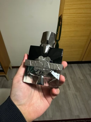 French Avenue Aromatix Frostbite Extrait De Parfum - Toppnoter: Bergamott, Äpple, Mango, kardemumma, Blåbär  Mellannoter: Geranium, Lavendel, Violett, Jasmin, rosa peppar, vetiver  Basnoterna: Vanilj, Ceder, ekmossa, patschuli, Sandelträ, Bärnsten, ambra.  OBS! Original Förpackning saknas!