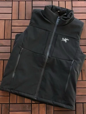 Arc'teryx Atom Vest - Säljer en helt ny och oanvänd Arc'teryx Atom-väst i den klassiska färgen Black. Alla lappar sitter kvar (NWT). 