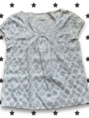 Abercrombie & Fitch Blus - Abercrombie & Fitch blus, tunt och semi-sheer material. Perfekt för vår och sommar, med fina silver detaljer som skimrar i solljuset.                                                      Använd men i jättebra skick.  Storlek XS.  📏 Mått:  Längd: 54cm  Bredd: 43cm Axlar: 38cm