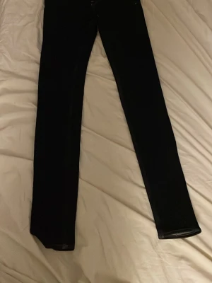 Tiger of sweden jeans - Snygga mörkblåa jeans med rak passform och klassisk femficksdesign. Jeansen har en mörk tvätt och är tillverkade i ett stretchigt denimtyg som sitter bekvämt. Perfekta till en avslappnad streetstyle-look. W27 L34