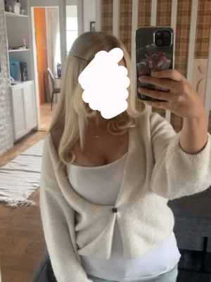 Beige Lindex kofta  - Beige Lindex kofta! Lite nopprig annars inget fel på, skriv för fler bilder.🤗💗