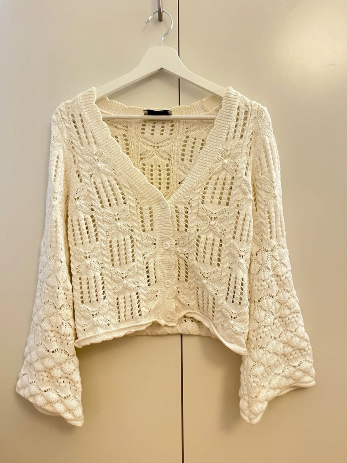 Vit virkad kofta från AWARE