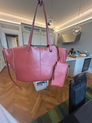 Poléne cyme bag i konjak/rött - Otrolig Poléne-väska i så fin färg. Skick är bra men änvänt, de bilder för slitage på axelremmen som knappt syns vid användning (därav lägre pris), vid frågor eller prisförslag tveka inte på att höra av dig! Nypris ca. 4700kr