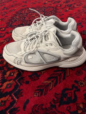 Dio*r - Fina sneakers i färgen vit