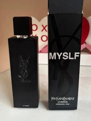 Yves Saint Laurent MYSLF Le Parfum - Snygg parfym från Yves Saint Laurent, MYSLF Le Parfum. Flaskan är matt svart med YSL-logga i relief och har en fyrkantig form med matchande svart lock. Kommer i originalkartong med stilren design. Perfekt för dig som gillar exklusiva dofter och elegant design. Storleken är 100 ml. 