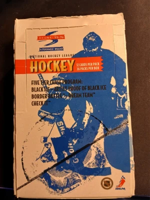 Hockeykort NHL Score 95-96 box - Box med NHL hockeykort från Score 1995-96, innehåller flera buntar kort med olika spelare och lag. Förpackningen är blå och vit med tryck och NHL-logga. Perfekt för samlare av sportkort och hockeyentusiaster.  Ca 900-1000 kort 