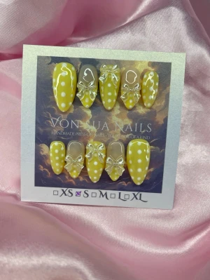 Sunshine (S);Medium Almond - Snygga handgjorda press-on naglar i gult med vita prickar och transperanta gula 3D-rosetter. Naglarna har en medim almondform och en glansig finish som verkligen sticker ut. Perfekt för dig som vill ha något lekfullt och trendigt! S: 15 mm, 11,5 mm, 12 mm, 11 mm, 9 mm 