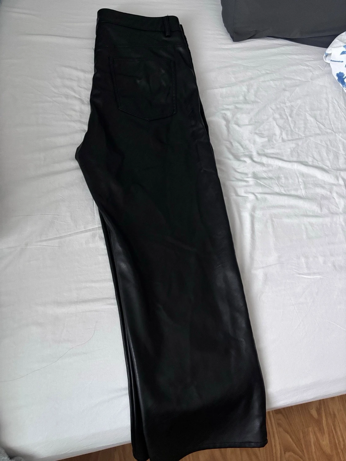 Svarta fuskskinnbyxor från H&M - 3
