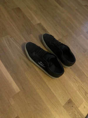 Yves saint Laurent skor - Ett par feta och stilrena ysl skor. Dust bag och skolplan ingår i köpet. Hör av dig om du undrar över något