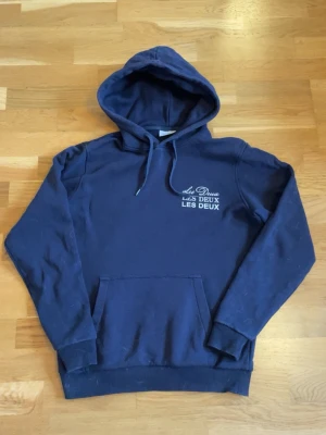 Mörkblå hoodie från Les Deux - Sjukt snygg marinblå hoodie från Les Deux! Strlk XS men sitter mer som S, passar dig mellan 170-180 cm! Nypris runt 2000 kr, skriv vid frågor! 