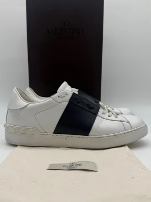 Valentino open navy blue - Valentino open, navy blue mycket bra skick storlek 42 passar 43