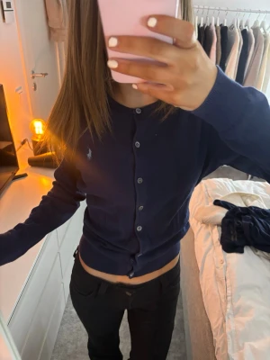 ralph lauren kofta - super söt marin blå ralph lauren kofta som inte säljs längre. pris kan diskuteras 