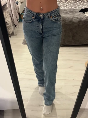 Högmidjade blå raka jeans - Säljer nu dessa blåa raka jeans från Weekday! Storlek 27/32 vilket motsvarar en storlek 36-38 ungefär, bra längd på mig som är 164 cm lång. Trots att jag använt de flera gånger så ser de ut att vara i ett helt nytt skick!