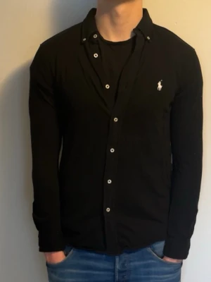 Ralph Lauren skjorta  - Väldigt fint skick, inga defekter | featherweight material så väldigt skön och sätter sig bra