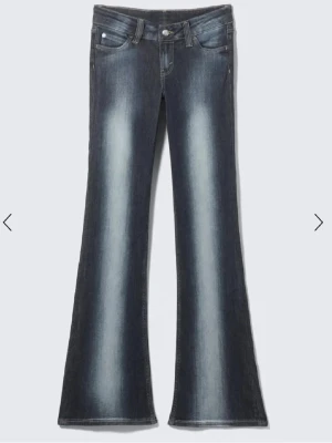 Lågmidjade bootcut jeans weekday - Lågmidjade bootcut jeans ifrån weekday, cheap monday❣️❣️ storlek 26/32, passar xs-s. Kvargjeansen!