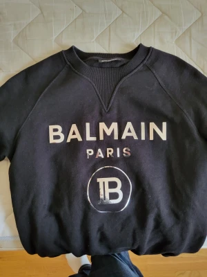 Svart sweatshirt från Balmain Paris - Äkta tröja från Balmain Paris i mycket gott skick knappt använd Storlek S 