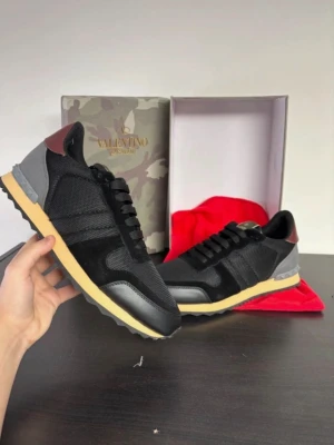 Svarta sneakers från Valentino Garavani - Valentino Rockrunners!  Storlek : 43  Skick : 10-10  Pris : 1499kr Og : Box, Dustbag  Skriv vid intresse 🙌