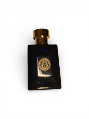 Versace Dylan Blue pour Homme EdT 5ml - Versace Dylan Blue pour Homme Eau de Toilette i en elegant mörkblå miniflaska med gulddetaljer och Versaces ikoniska Medusa-logga. Flaskan rymmer 5 ml och har en lyxig, maskulin design som sticker ut i badrumsskåpet. Använd 1-2 gånger 