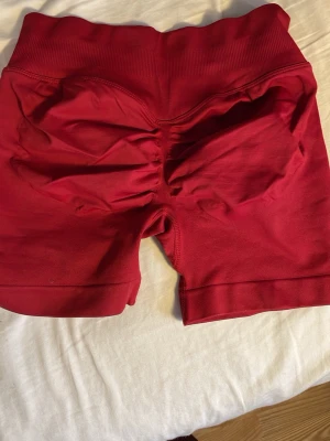 Röda seamless träningstights shorts - Snygga röda tränings shorts från shein. Det är strechiga i matererialet med en lite högre midja som man kan vika ner! Säljer eftersom jag inte passar i rött
