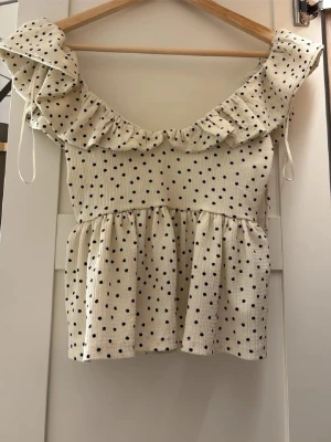 Prickig volangblus från Gina tricot - Prickig volangblus från Gina tricot i storlek XS