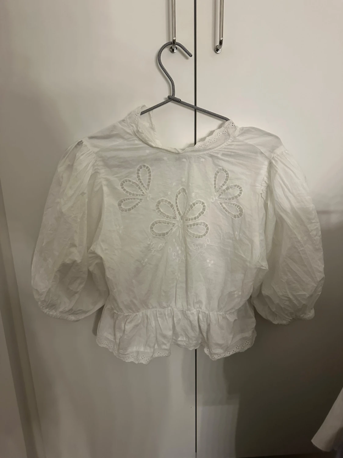 Vit blus med puffärm och broderi