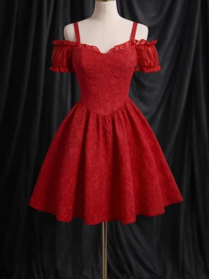 Röd offshoulder kortklänning - ⚠️Litet hål på enna sidan, se sista bilden!⚠️.  Supersöt röd kortklänning med offshoulder puffärmar och smala axelband. Klänningen har ett blommigt mönster i tyget och en utsvängd kjol som ger en romantisk vibe. Perfekt för dig som vill sticka ut med en feminin look.