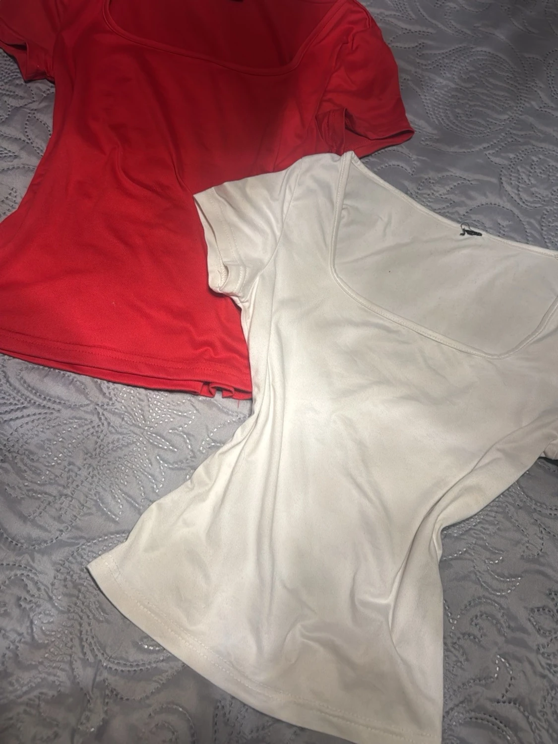 Två bas-toppar med fyrkantig ringning