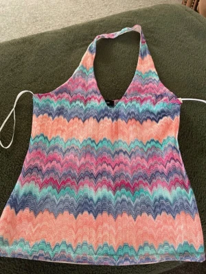Zigzag sommar topp  - Säljer en Missoni style topp. Den är i perfekt skick, har aldrig använt den. Perfekt för sommaren 💜🩵💛