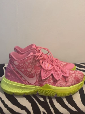 Kyrie 5 Patrick - Använda max 5 gånger. I princip nyskick. Säljes pga att jag inte spelar basket längre. Säljs för runt 5000 kr på andra hemsidor.