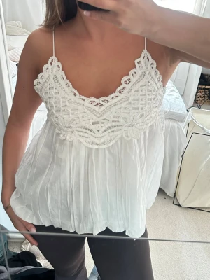 Zara topp broderad - Skitsnygg topp från Zara med broderad överdel och mer puffig underdel. Köpt för 499kr och har alla lappar kvar osv. Säljer då den tyvärr är lite för liten för mig. Storlek M på lappen men är mer som S. Helt slutsåld och kommer inte in i lager igen.  Pris kan diskuteras 