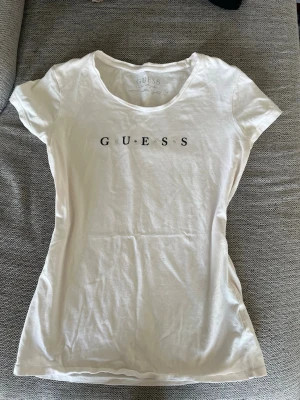 Rosa guess topp - Säljer en rosa guess tröja med diamanter på. Obs en diamant har ramlat av 