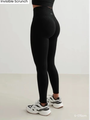 Svarta seamless tights Aim'n S - Säljer ett par svarta seamless tights från Aim'n med hög midja och invisible scrunch-effekt. Tightsen är tillverkade i ett stretchigt och mjukt material som formar sig efter kroppen, perfekta för träning eller gym. Stilren design utan sömmar för maximal komfort. Aldrig använda dp dem är för små för mig ( råkade beställa fel storlek och glömde lämna tillbaka ) Alltså är dem sprillans nya ❤️köpta för 699kr