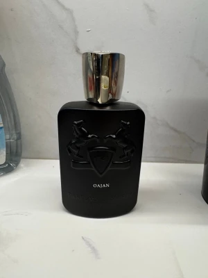 Parfums de Marly Oajan parfym 125ml - 123/125 ml kvar. Inköpt 5/2 -2026. Orginalbox samt kvitto finns. Nypris 3200kr