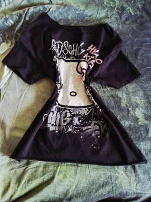 Off-shoulder hello kitty t shirt - T shirt från H&M x Hello kitty collab, som jag klippt off shoulder. Sitter skyggt och kan ha den på flera sätt! Passar storlekar XXXS-M.           (WRITE PRIVATELY FOR MORE INFORMATION OR MEASUREMENTS📏)