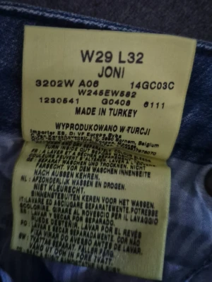 Blå jeans Wrangler Joni W29 L32 - Säljer ett par klassiska blå jeans från Wrangler, modell Joni. Jeansen har normal midja, bootcut och fem fickor. och har snygga detaljer vid fickor och knapp. Perfekta för dig som gillar tidlös denimstil.